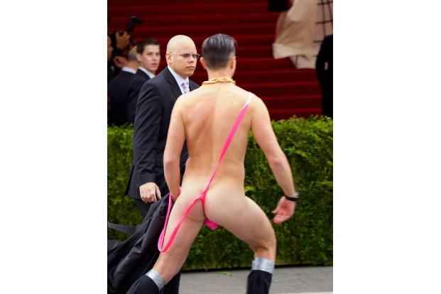 Er wurde jedoch recht schnell wieder eingefangen und musste die Veranstaltung verlassen. Immerhin einen kurzen Auftritt vers...