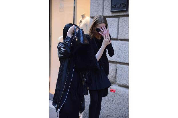 ...versucht sich die Nichte des verstorbenen Designers Gianni Versace zwar gemeinsam mit einer Freundin vor den Fotografen z...