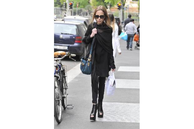 ...im Wochentakt zu schrumpfen! Denn noch Anfang April, vor gerade einmal sechs Wochen, wirkte sie bei einem Bummel in Maila...