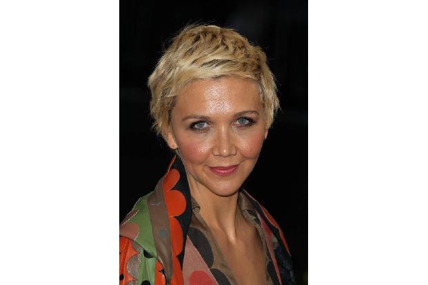 Toller Look! Maggie Gyllenhaal zieht mit ihrem blonden Kurzhaarschnitt die Blicke auf sich. Die 36-jährige Schauspielerin tr...