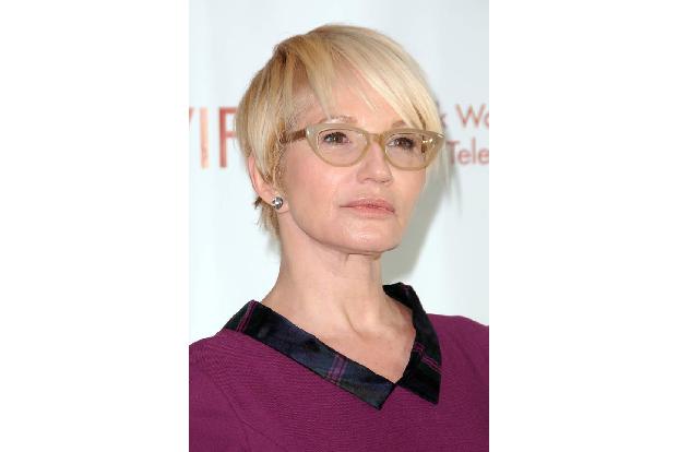 Ganz schön cool und um einiges jünger wirkt auch Ellen Barkin mit kurzen blonden Haaren und strenger Brille. Die 60-jährige ...