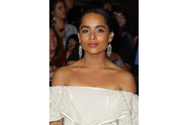 ...sah aber mit ihrer langen schwarzen Mähne zum dunklen Teint eindeutig natürlicher aus!