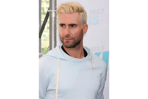 Selbst bis zu den Herren der Schöpfung hat sich der Trend herumgesprochen! Frauenschwarm Adam Levine, Sänger der Band 