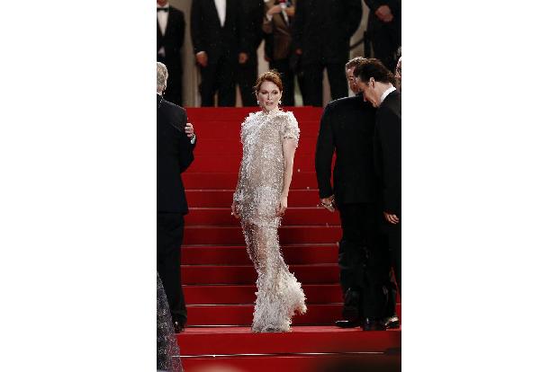 ...tut sie sich auch mit dem Kleid von Chanel Couture keinen Gefallen! Die bodenlange Robe, die mit Federn und Perlen besetz...