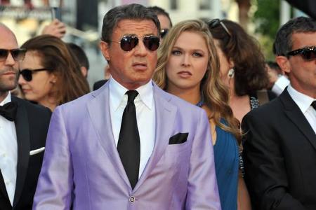 ...Action-Ikone Sylvester Stallone scheint seinen inneren Softie entdeckt zu haben und erscheint in glänzendem Flieder ausge...