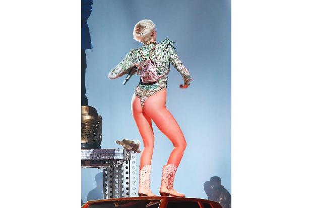 ...ihr knackiges Hinterteil zu präsentieren. Provokation ist eben Pflicht bei ihren Auftritten, und auf ihrer aktuellen 