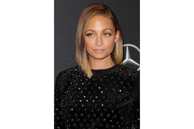 Auch Nicole Richie hat den Pastell-Trend nun für sich entdeckt. Hielt sich das It-Girl in den letzten Jahren immer brav an d...