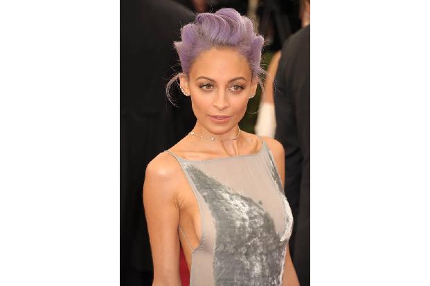 ...erstrahlt ihr Haupt nun in zartem Lila. Es scheint ganz so, als hätte sich die 32-Jährige von keiner Geringeren als...