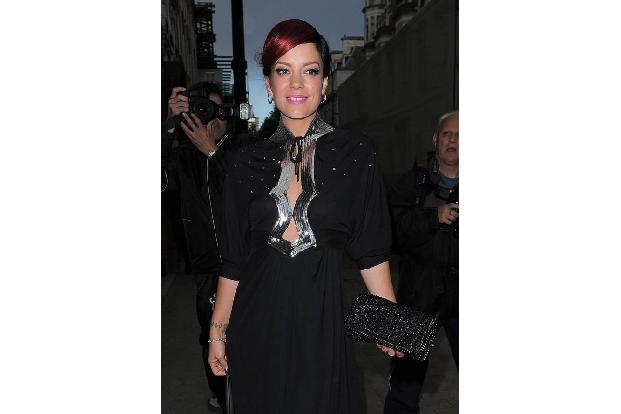 Neueste Vertreterin der zarten Töne ist nun auch Lily Allen, die sich am Mittwoch Abend frisch getönt in London zeigte, währ...