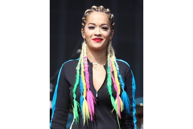Auch Rita Ora konnte sich wohl nur schwer für eine Farbe entscheiden und tauchte ihre Zöpfe gleich in mehrere Facetten. Mehr...
