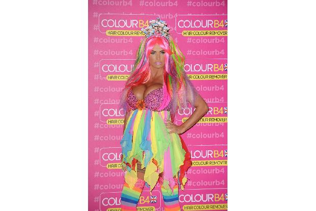 ...endet der Farbrausch wie bei Katie Price, die diesen Frisuren-Trend wohl eher mit einem Regina Regenbogen-Look-Alike verw...