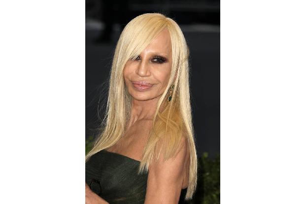Ewig jung wäre sicherlich auch Donatella Versace gerne. Das Gesicht der 59-jährigen gleicht inzwischen einer Maske. Und...