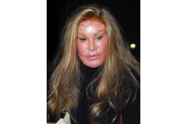 Doch bis Glööckler und Lepore mit dieser Dame mithalten können - falls sie das überhaupt wollen - wird es wohl noch ein biss...