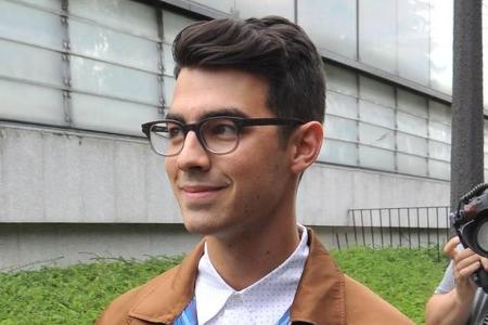 ...die Trends von morgen geboren werden, setzt der Sänger der Ex-Jonas Brothers auf ein breites Plastikgestell im 50er-Jahr...