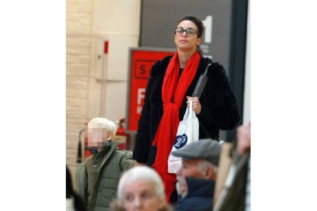 ...mit dem Trend-Accessoire: Lilly Becker setzt ebenfalls auf den klassischen Nerd-Look, wenn sie den Durchblick haben will.