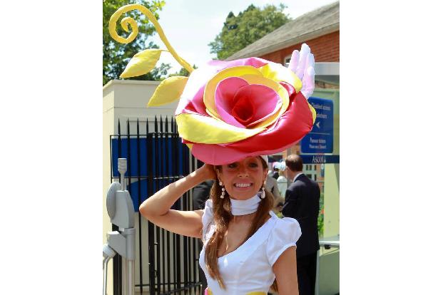 Das Schaulaufen in Ascot hat begonnen! Und auch in diesem Jahr präsentieren die britischen Damen wieder die skurrilsten und ...