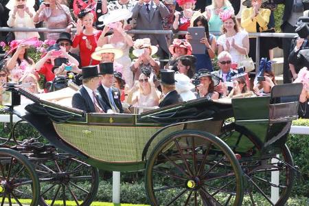 Seit über 300 Jahren findet auf der Rennbahn in Ascot jeden Jahr das traditionelle Pferderennen statt. Da darf natürlich auc...