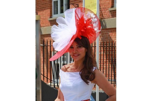 ...TV-Sternchen Lizzie Cundy hat sich für dieses aufgebauschte Modell in rot-weiß (natürlich passend zum Kleid) entschieden....