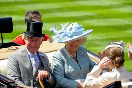 ...sind die Windsors große Fans von Pferderennen, da ist der Schnickschnack auf dem Kopf für Prinz Charles und seine Camilla...