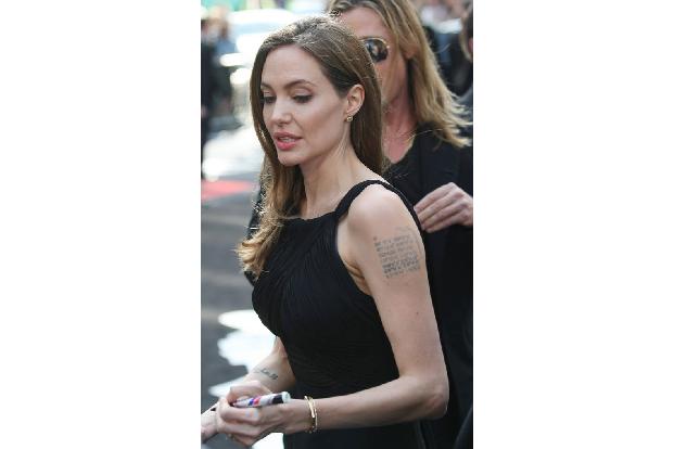 Mittlerweile zieren stattdessen die geografischen Koordinaten der Geburtsorte ihrer adoptierten und biologischen Kinder den ...