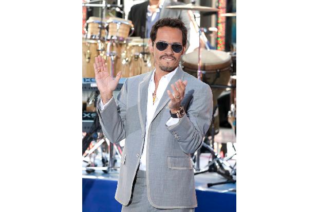 Und obwohl die meisten Tattoo-Künstler davon abraten, ließ sich auch Marc Anthony den Namen seiner damaligen Frau Jennifer L...