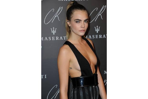 Bei so viel nackter Haut bleibt uns ja schon fast die Spucke weg! Zum Ende der Fashion Week in Paris geben die Stars in Sach...