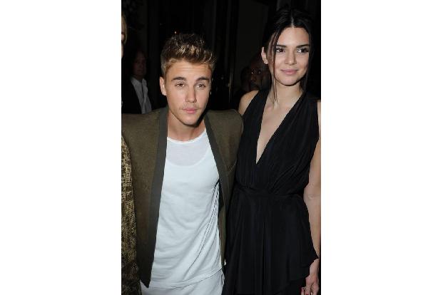 ...statt seiner süßen Freundin keine Geringere als Kendall Jenner im Schlepptau. Hoppla! Ist zwischen Sel und Biebs schon wi...