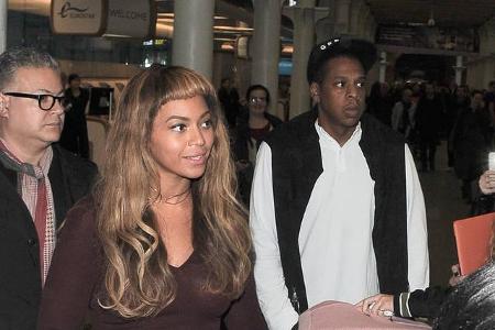 ...bei Beyoncés neuer Frise schon etwas anders aus. Mit motziger Miene schiebt der Rapper den Kinderwagen von Blue Ivy durch...