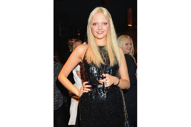 Wir sind von It-Girl Bonnie Strange ja bereits einiges gewohnt, doch irgendwie ist der Anblick der frechen Berlinerin so gan...