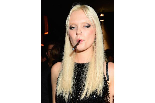 ...ist der Oben Ohne-Look nur einer Bleich-Session und nicht etwa dem Rasierer zu verdanken. Alles also halb so wild. Und au...