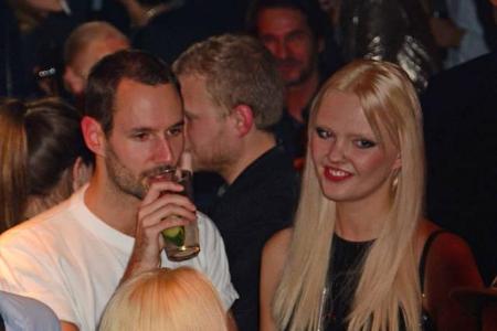 ...Gesichtsbehaarung nicht groß zu stören. Bonnie schmeißt sich ins Getümmel und plauscht mal hier mit einem unbekannten Par...