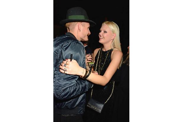 ...begrüßt schließlich überschwänglich Designer Patrick Mohr. Doch wirklich locker und entspannt wirkt die 28-Jährige dabei ...