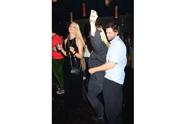 ...ehemalige Cinema Bizarre-Sänger Jack Strify (mitte) einen Tanzpartner gefunden hat, steht die süße Bonnie etwas im Abseit...