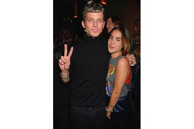 ...Carl-Jakob Haupt aus dem Weg zu gehen? Der Modeblogger ist ebenfalls ins Crackers nach Mitte gekommen und zeigt sich mit ...