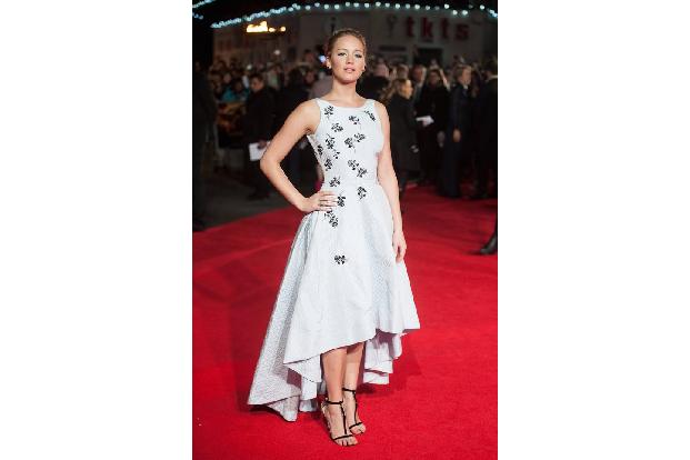 ...diesem Traum in Weiß. Anmutig und elegant posiert die 24-jährige Aktice für die Presse und auch die Fans sind bei...