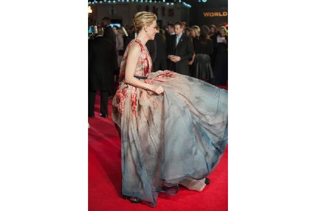 ...gedacht hatte. Immer wieder musste sie die störrischen Stofflagen in Form bringen. Schlussendlich klappte...