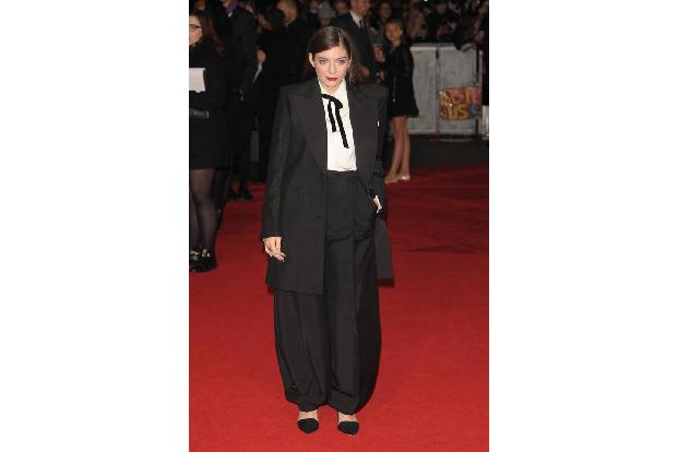 ...die Sängerin Lorde von vornherein auf einen praktisch-eleganten Hosenanzug gesetzt hatte, so blieb der 18-jährigen Soundt...