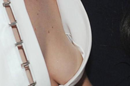 ...entwickelt bei der Autofahrt ein Eigenleben und legt die Sicht auf ihre Brüste frei. Huch! So war das aber sicherlich nic...