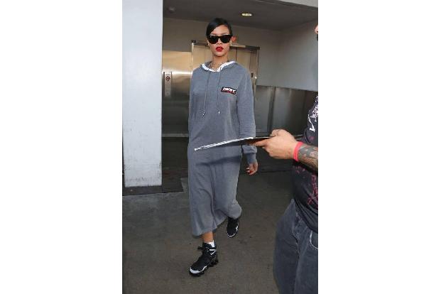 Da hat es sich aber jemand richtig gemütlich gemacht! Bei ihrer Ankunft am Flughafen in Los Angeles überraschte Rihanna am W...