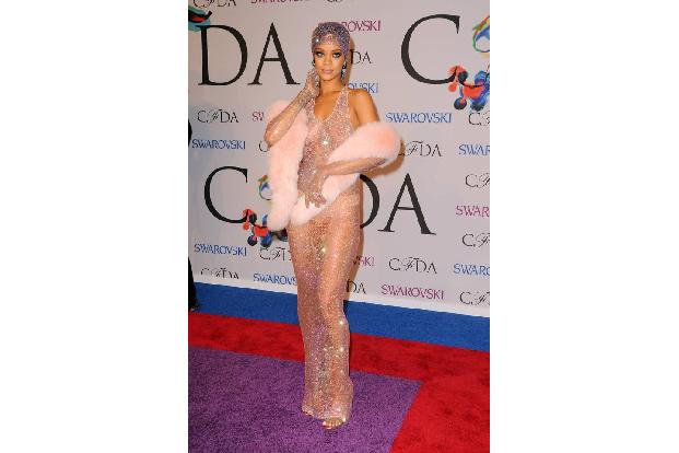 ...die barbaidische Schönheit in diesem Hauch von Nichts für glänzende Augen bei den Fotografen. Ganz gleich auf welcher Ver...