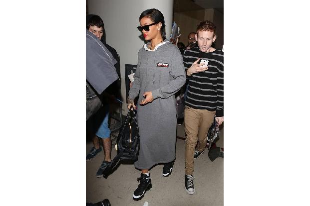 ...also der plötzliche Sinneswandel? Wird sich die Sängerin jetzt von ihren gewagten Outfits endgültig verabschieden? Wohl k...