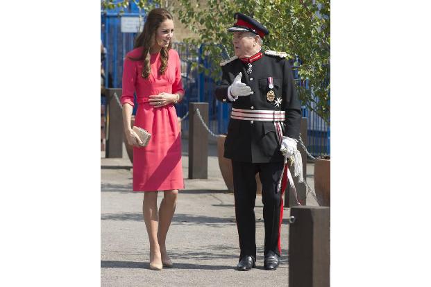 Wird der Druck zu groß? Bei dem Besuch einer Grundschule in England wirkt Kate Middleton extrem mager, fast schon ausgemerge...