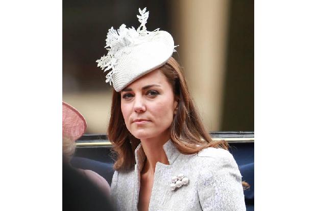 ...Stirn liegt in Falten, der Mund ist angespannt, nur mit Mühe huscht ein Lächeln über das Gesicht. Hängt der Haussegen im ...