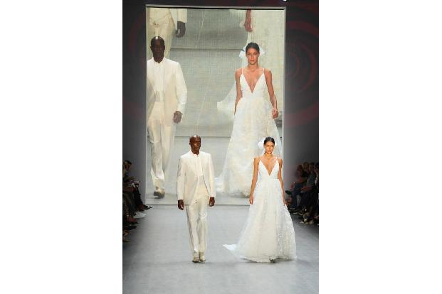 ..weißen Brautkleid geübt, allerdings nur für die Show von 