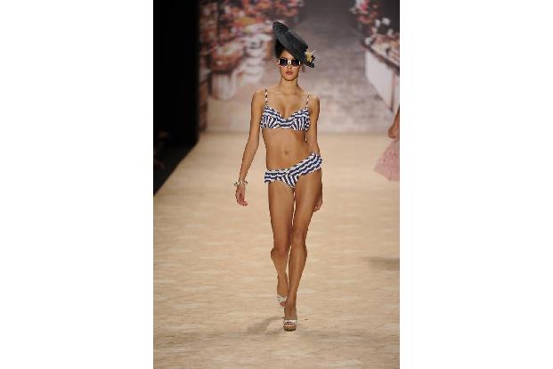 ...schon zuviel des Guten? Vor einiger Zeit zeigte sich La Mir noch so auf dem Laufsteg der Berliner Modewoche. Nur ein Jahr...