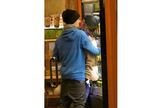 Gerade soll sie mal wieder von ihrem Lover Justin Bieber getrennt sein. Und Justin flirtet und datet sich schon wieder durch...