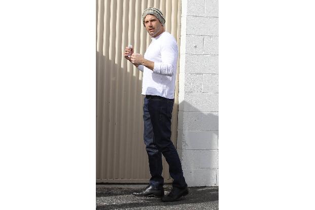 Ben Affleck ist eigentlich ein echter Frauenschwarm, kann sich mit dieser unglücklichen Mützen-Shirt-Kombination aber sicher...