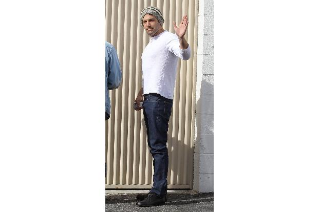 Da hilft auch ein freundliches Winken nicht, die Skatermütze kommt mindestens 20 Jahre zu spät für den 41-Jährigen.