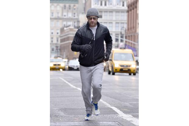 Auch Liev Schreiber sollte dafür sorgen, dass er bei seiner Mützenwahl zumindest eine größere Sonnenbrille trägt, damit man ...