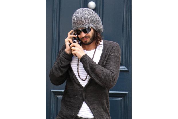 Russell Brands Haare gehören zum Markenzeichen des Komikers - hoffentlich gehört die Kartoffelsack-Mütze nicht ebenfalls bal...